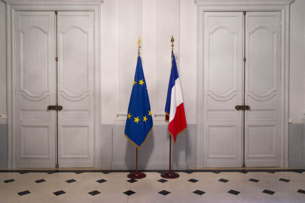 Photo du drapeau européen à côté du drapeau français