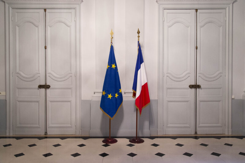 Photo du drapeau européen à côté du drapeau français