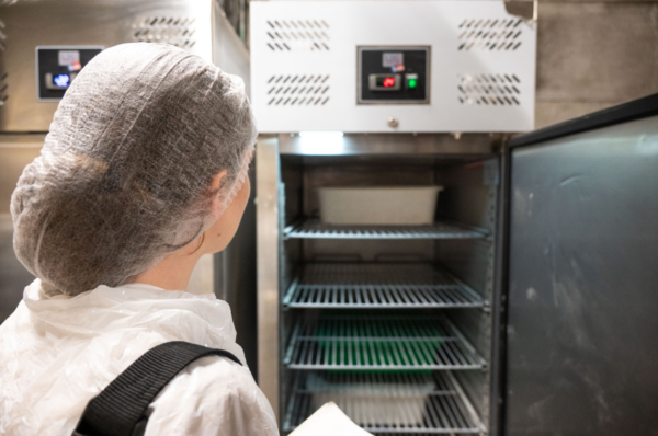 Illustration d'une opération de contrôle sanitaire effectuée par un agent du ministère sur la qualité des produits dans une boulangerie.