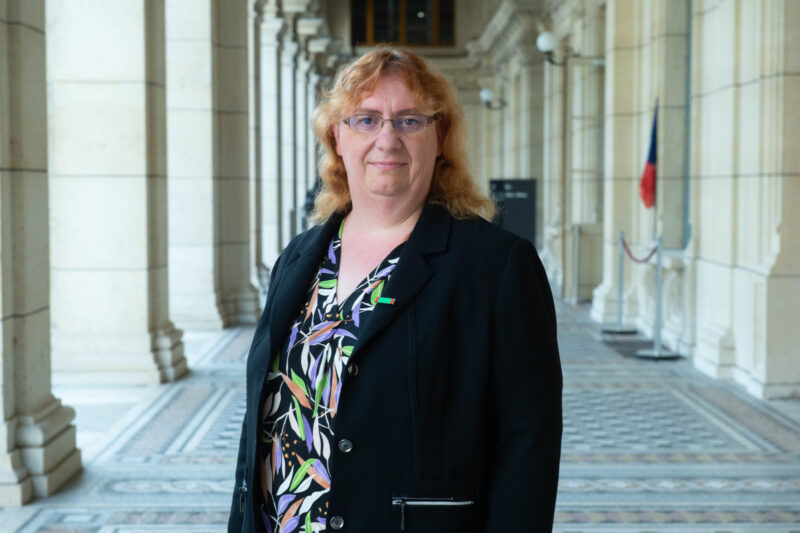 Photo de l'agente dans les couloirs du ministère